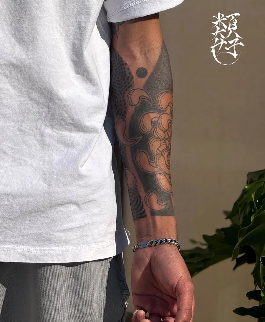 Japanese sleeve tattoo with dark background and warm color details by Luise (Lulu)