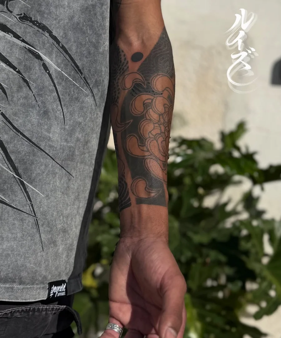 Japanese sleeve detail with dark background and warm color details by Luise (Lulu)