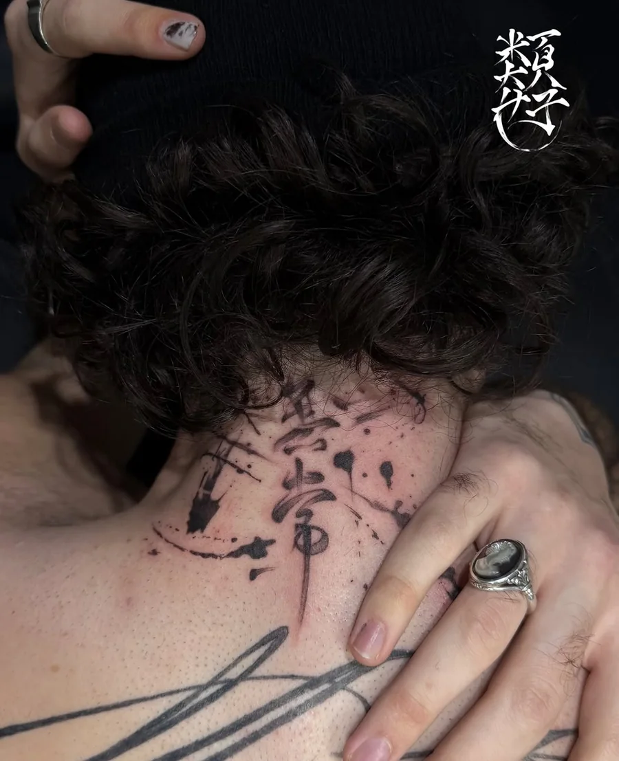 Brush-style lettering tattoo at the back of the neck by Luise (Lulu)