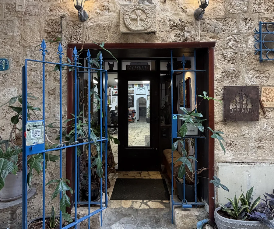 הכניסה לסטודיו DYNAMO בסמטה ביפו העתיקה