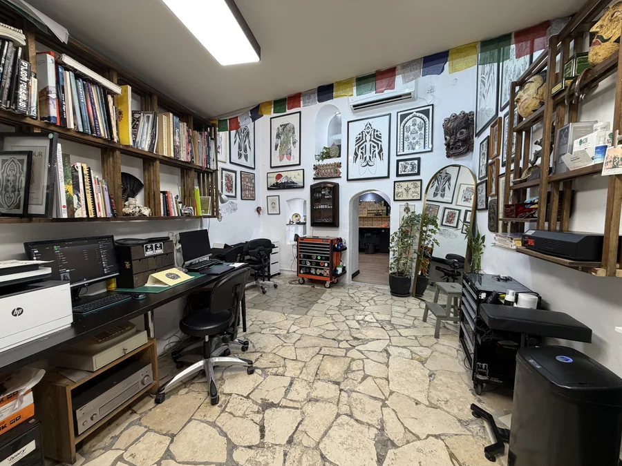 בתוך סטודיו DYNAMO: יצירות אמנות, ספרים ועמדות קעקוע