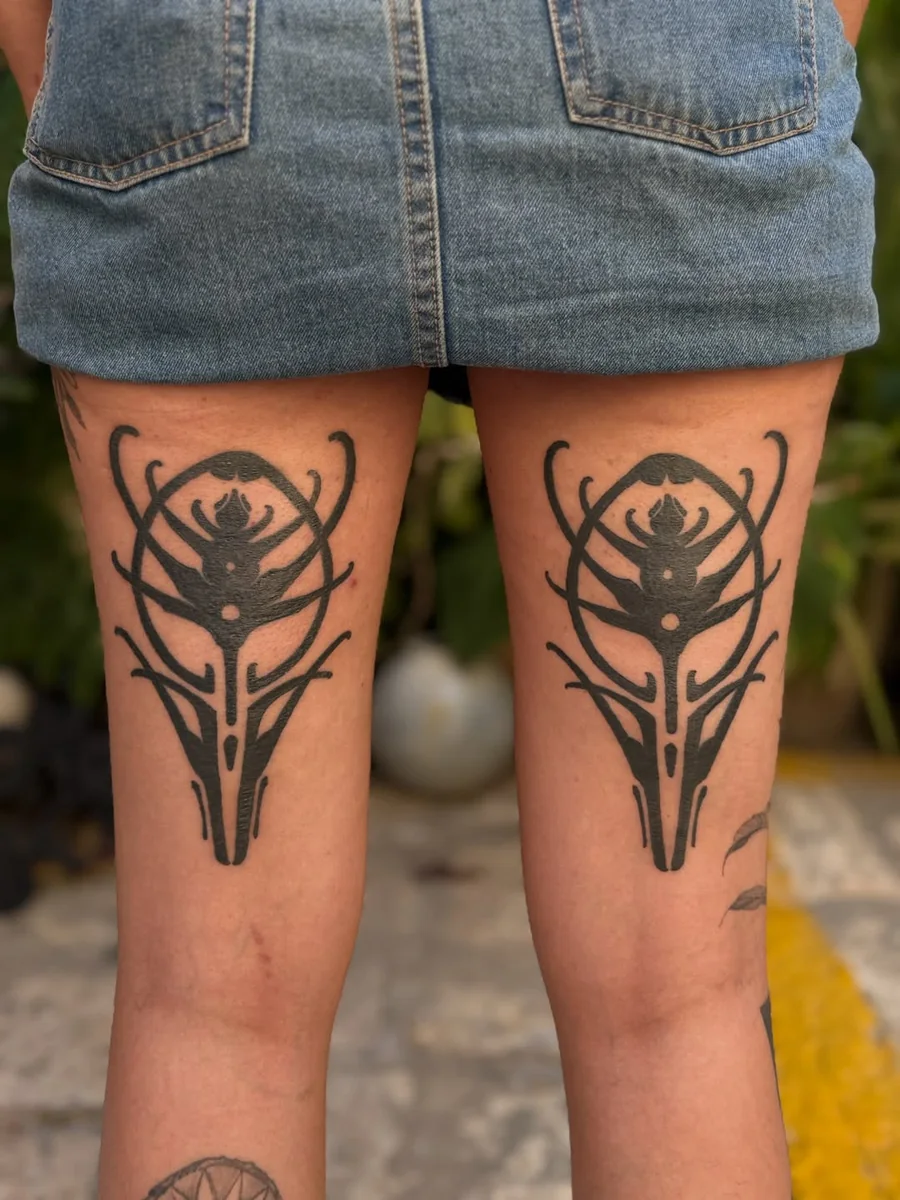 Matching symmetrical blackwork ornaments on the backs of the thighs by Yonatan