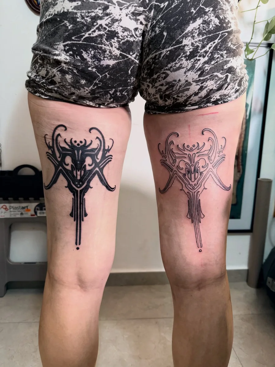 Paired ornamental blackwork designs on the backs of the thighs by Yonatan